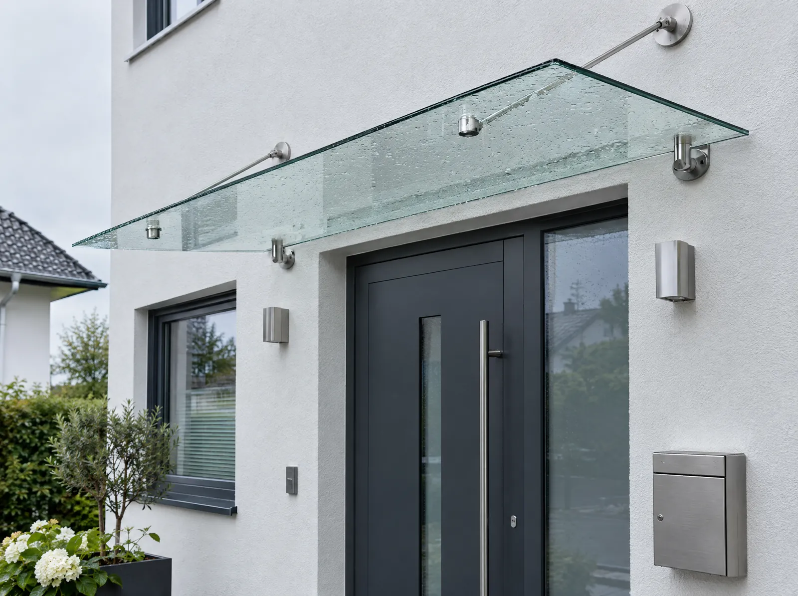 Glas-Vordach über einer modernen Haustür